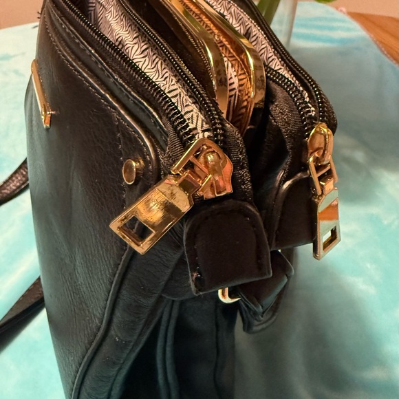 VINTAGE Women’s Black Leather Crossbody
Handbag/Purse with Kiss-Lock Top - Picture 8 of 12